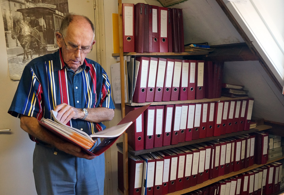 Pim van der Kuijlen zoekt iets op in zijn uitgebreide archief.