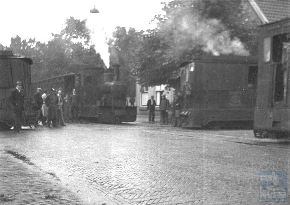 Het kruispunt van de EDS-stoomtramlijnen Assen - Coevorden en Hoogeveen - Ter Apel was een belangrijk knooppunt. Hier staan trams naar alle vier richtingen bij het kruispunt. Er lagen twee stukjes dubbel spoor en er was een verbindingsboog, zodat de trams elkaar konden passeren en er ook wagens konden worden uitgewisseld. De helaas niet scherpe, maar wel bijzondere foto, genomen op 21 augustus 1941, is geënsceneerd tijdens een NVBS-excursie, want twee locomotieven moeten een stukje terugzetten om te kunnen kruisen met de tegenligger. Foto: Bart Boomsma.