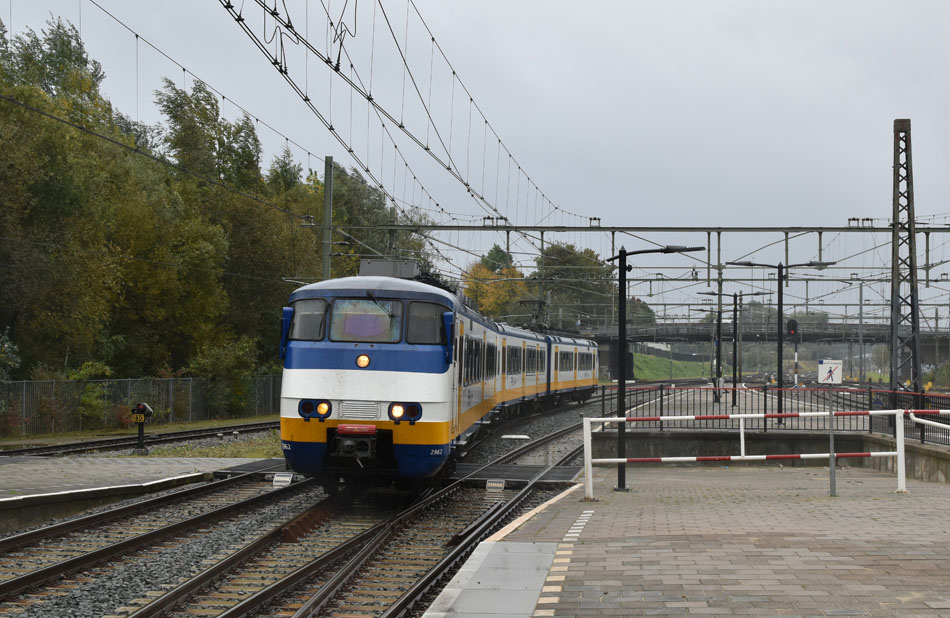 Een alledaags plaatje van NS-treinstel 2962 op 19 oktober 2016 als Sprinter onderweg van Heerlen naar Sittard. Foto: Roelof Hamoen.