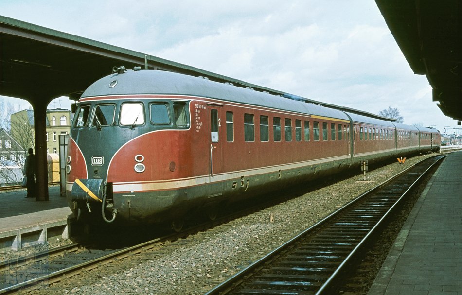 Een vierdelig dieseltreinstel Baureihe 613 (voorheen VT 12.6) met vooraan stuurstandrijtuig 913 613 in Neumünster op 22 april 1979. Foto H.H. Luijendijk, collectie NVBS-Railverzamelingen. 