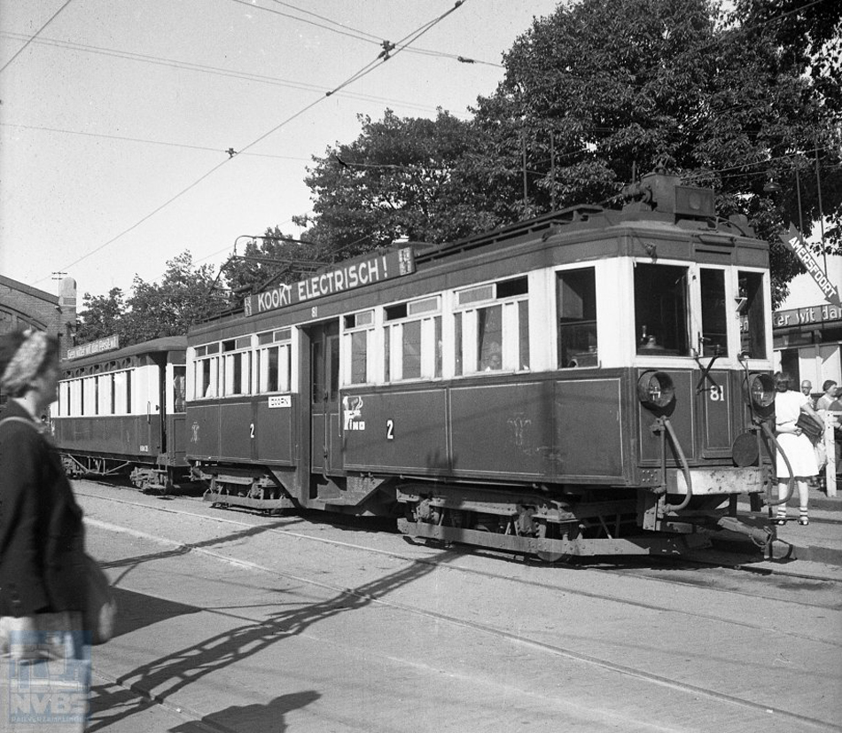 In 1930 verhuisde Hans de Herder naar Driebergen en raakte onder de indruk van de trams van Zeist naar Arnhem. Een foto van later datum – genomen op 10 juli 1946 – van zo’n tram naar Doorn, bestaande uit motorrijtuig 81 en aanhangrijtuig 35 bij de remise in Zeist. Foto: J.A. Bonthuis, collectie: NVBS-Railverzamelingen.