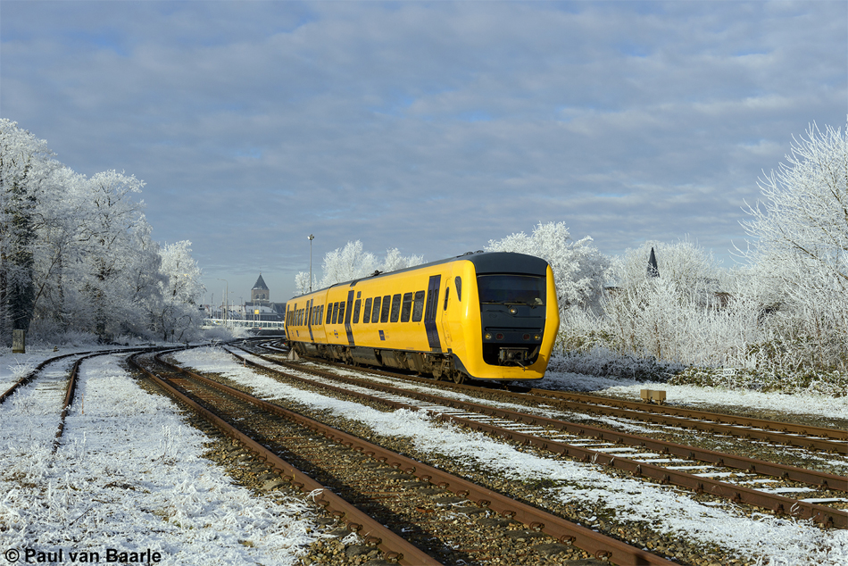 Echte winters en klassieke spoorwegemplacementen worden steeds schaarser, maar op 19 januari 2017 konden beide nog beleefd worden bij vertrek van Buffel (DM '90) 3429 uit Kampen. Foto: Paul van Baarle.