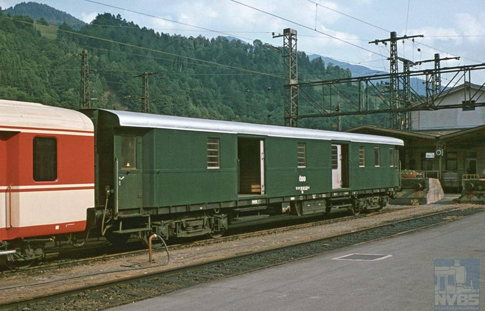 Bagagerijtuig 51 81 95-40 323-4 van de ÖBB, als laatste rijtuig van een binnenlandse trein tegen een stootjuk van een Oostenrijks station. Dit van oorsprong Duitse rijtuig is in 1945, na beëindiging van de Tweede Wereldoorlog, in Oostenrijk achtergebleven en in latere jaren gemoderniseerd.
