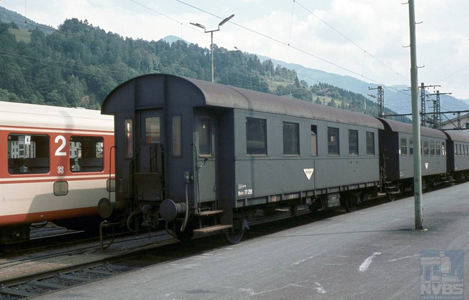 Op hetzelfde onbekende station staat het geklonken stalen tweeassige personenrijtuig 37 299 van de ÖBB, dat deel uitmaakt van een binnenlandse reizigerstrein. Dit rijtuig is voor 1940 voor de Deutsche Reichsbahn Gesellschaft (DRG) https://de.wikipedia.org/wiki/Deutsche_Reichsbahn_(1920%E2%80%931945) gebouwd en is na 1945 achtergebleven in Oostenrijk.