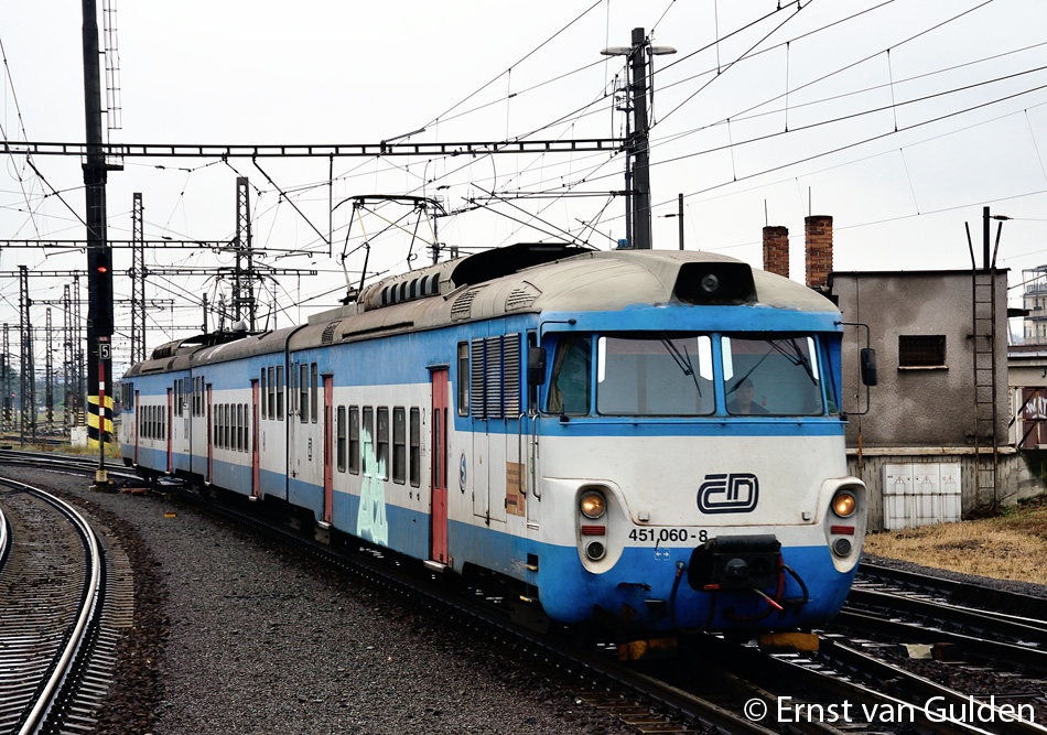De karakteristieke reeks 451/452 rijdt zijn laatste rondjes als driedelig treinstel op de S41 (Praha-Libeň - Roztoky u Prahy). Hier komt een treinstel aan in Praha-Libeň op 18 augustus 2015. Foto: Ernst van Gulden