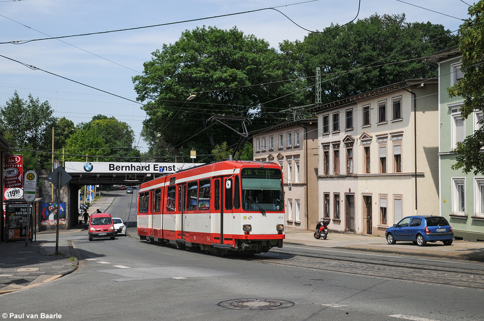 Motorwagen 311 rijdt als enige tram nog altijd in de oorspronkelijke rood-witte beschildering en poseert hier bij de halte Betriebshof Witten op 4 juni 2011. Foto: Paul van Baarle.