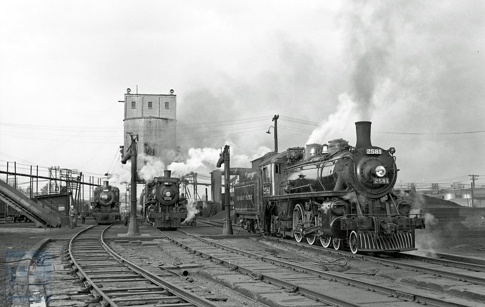 Een schitterende line-up in een depot ergens in Canada. Wie weet welk depot dit is en wanneer deze foto – bij benadering – is genomen? Foto: J.J. Overwater, collectie NVBS-Railverzamelingen.